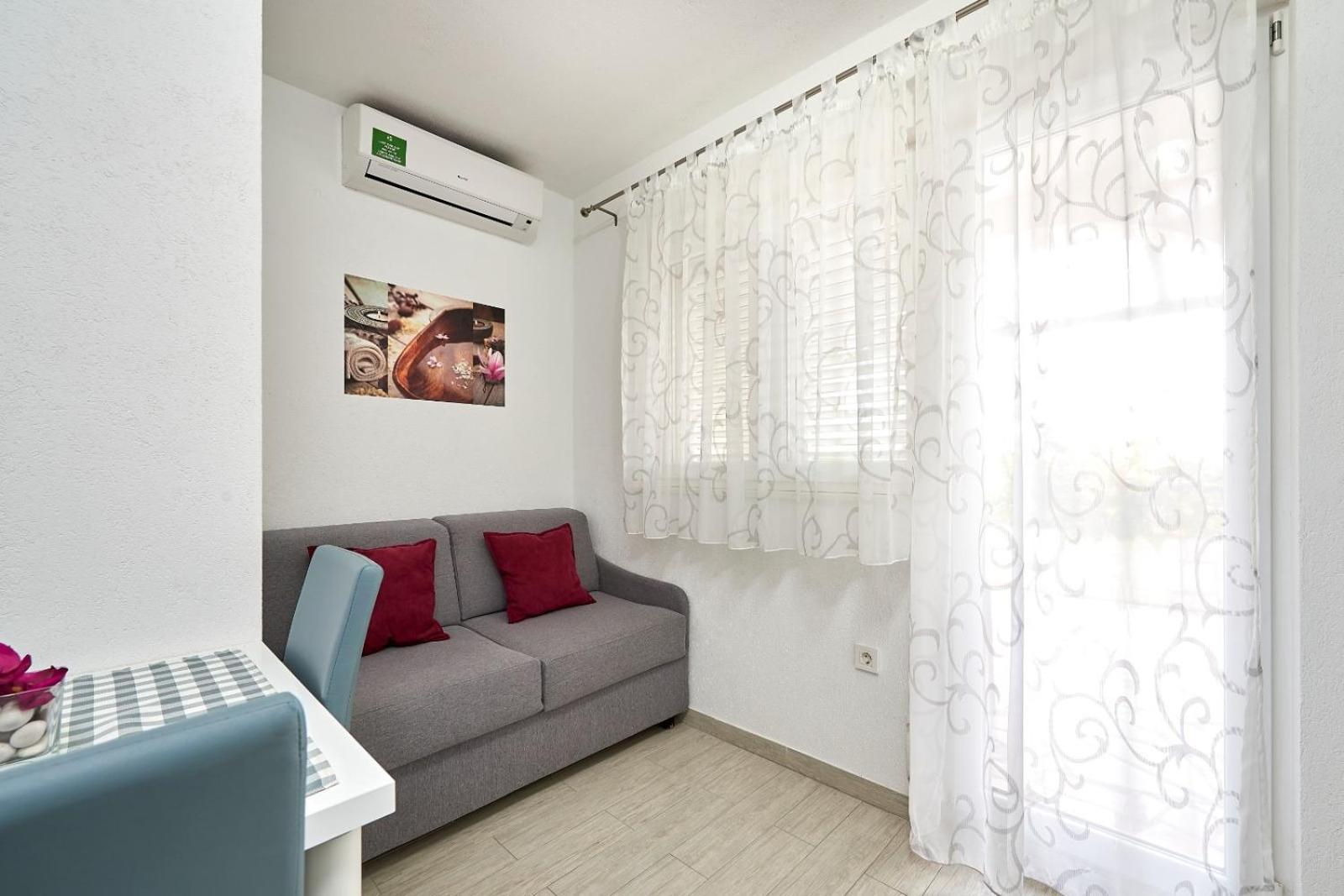 Apartments With A Parking Space Mavarstica, Ciovo - 17803 Трогир Номер фото