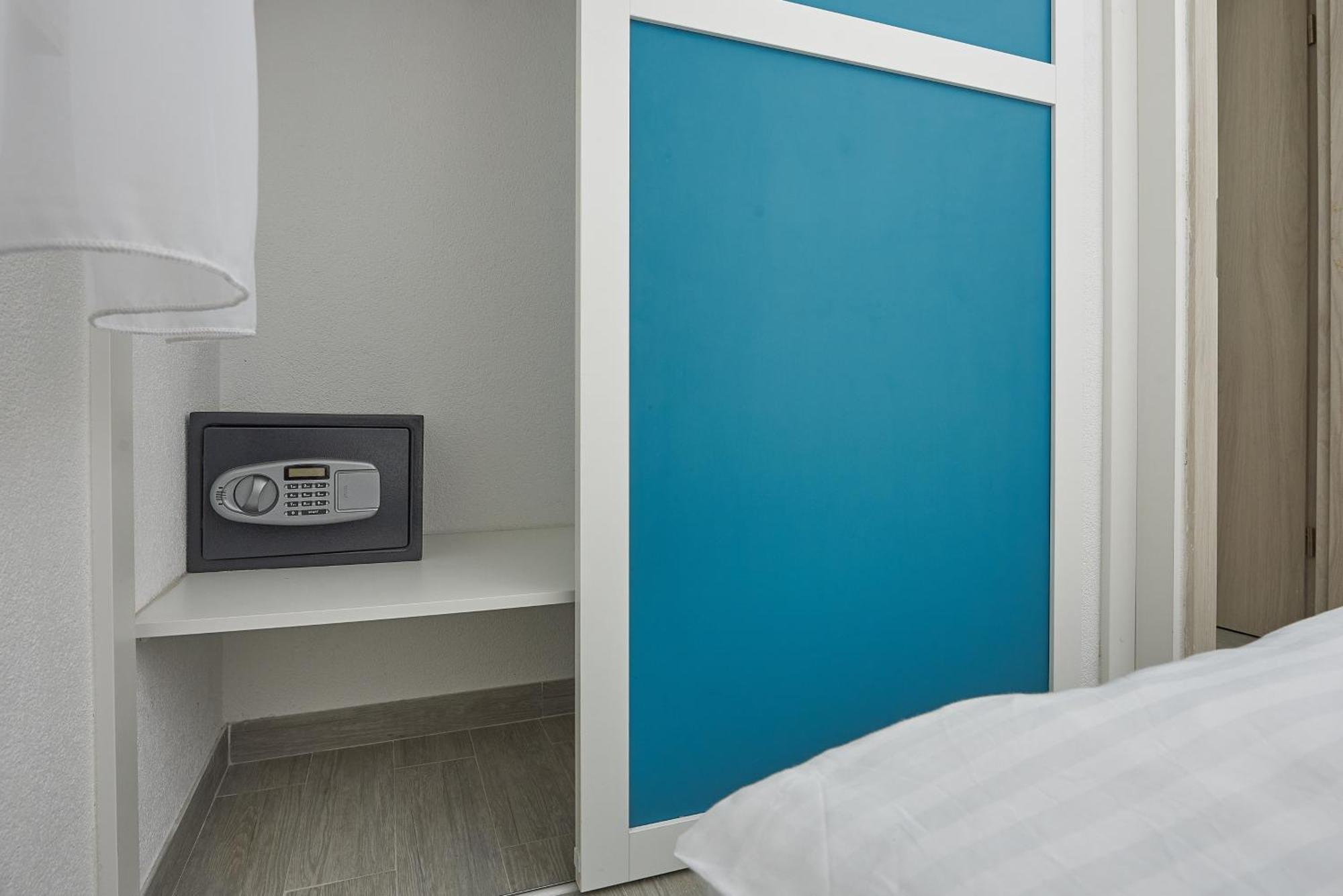 Apartments With A Parking Space Mavarstica, Ciovo - 17803 Трогир Номер фото