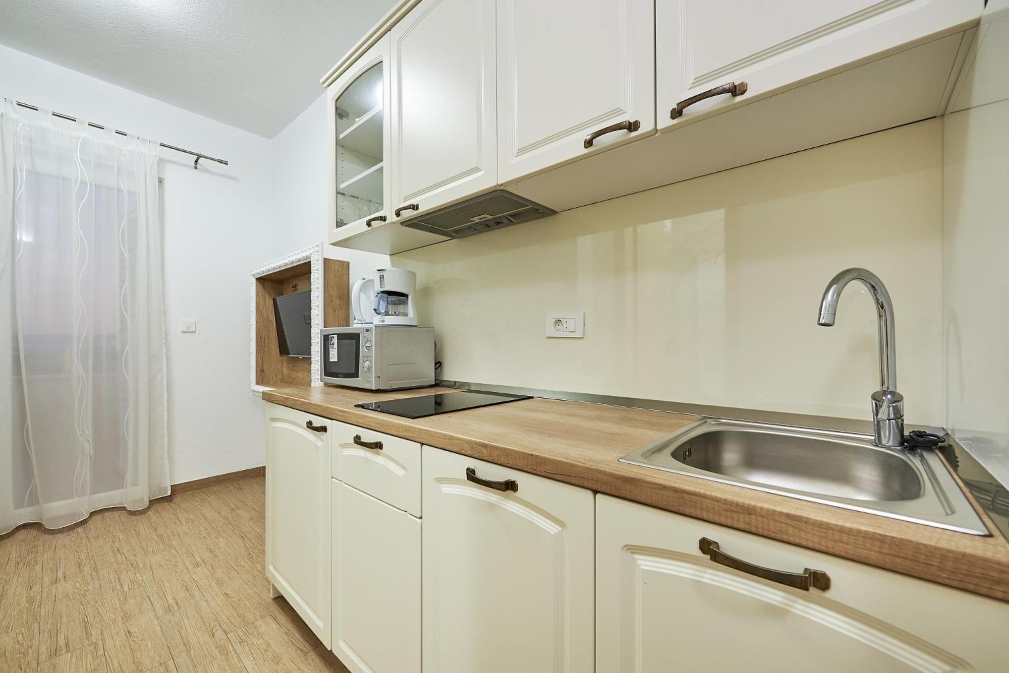 Apartments With A Parking Space Mavarstica, Ciovo - 17803 Трогир Номер фото